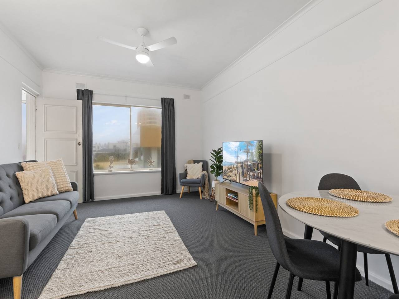 Entire apartment, Beachside 2-Bed Apartment with Balcony Views in Adelaide, South Australia
