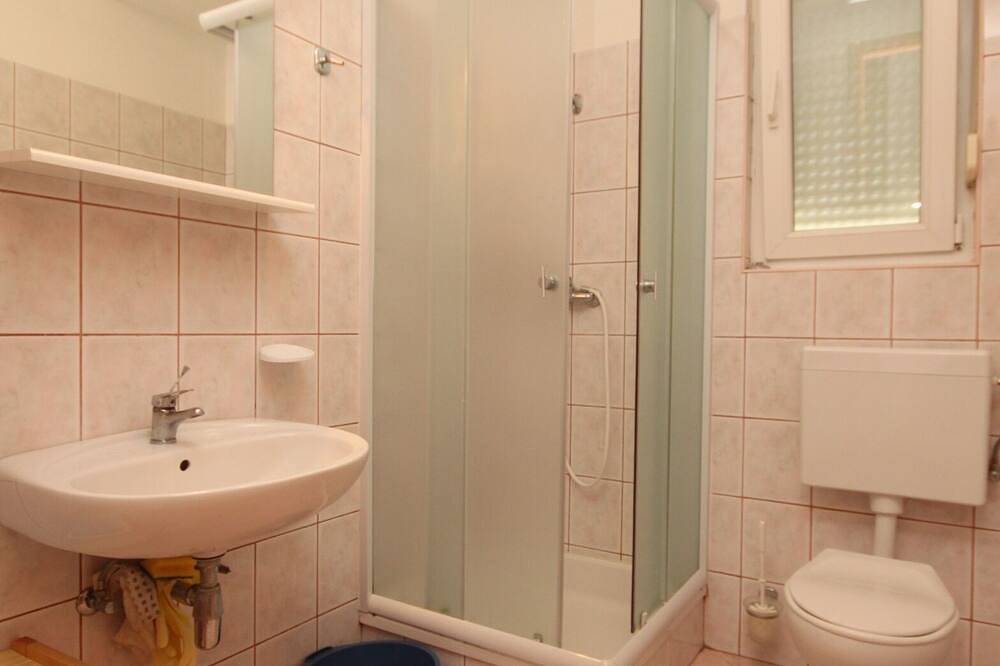 Ganze Wohnung, 1-Zimmer-Ferienwohnung mit Terrasse und Meerblick Preko, Ugljan (A-8315-c) in Preko, Insel Ugljan