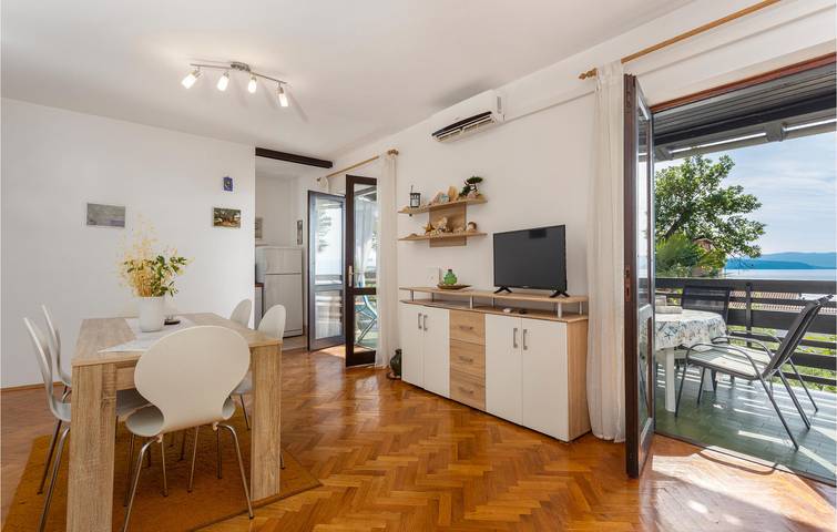 Ganze Ferienwohnung, Charmante 74 m² große Ferienwohnung mit Terrasse in der Nähe eines FKK-Strandes in Njivice, Krk
