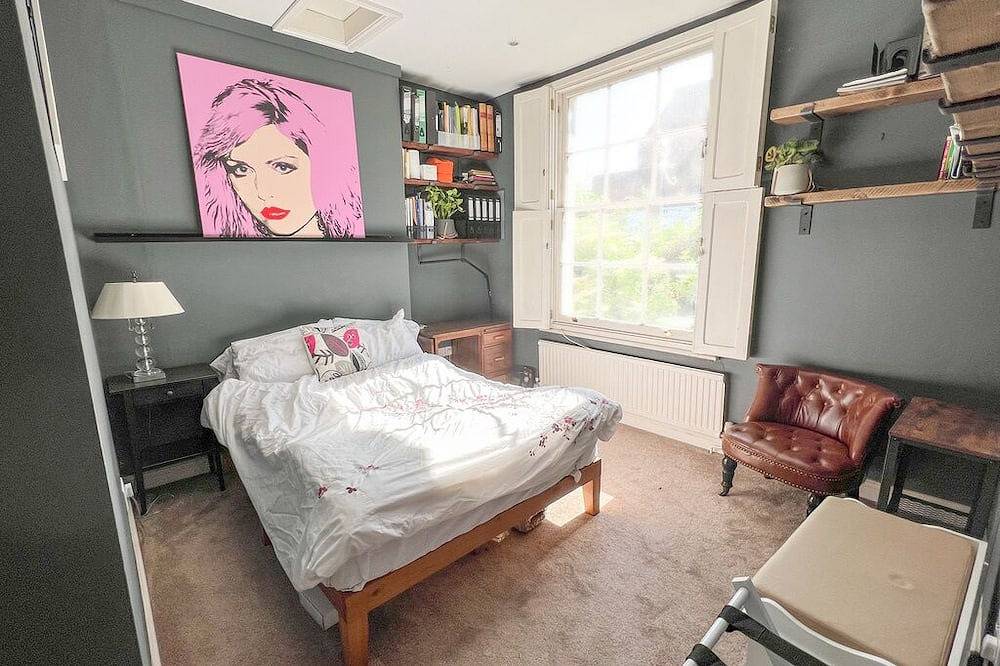 Why rent a flat? Stay in a historic Victorian Cottage w/ Private walled Garden in Camden, London