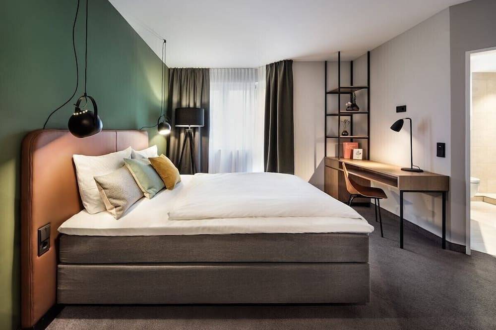 Apartamento entero, Habitación doble con ducha y aseo. in Tubinga, Neckar-Alb