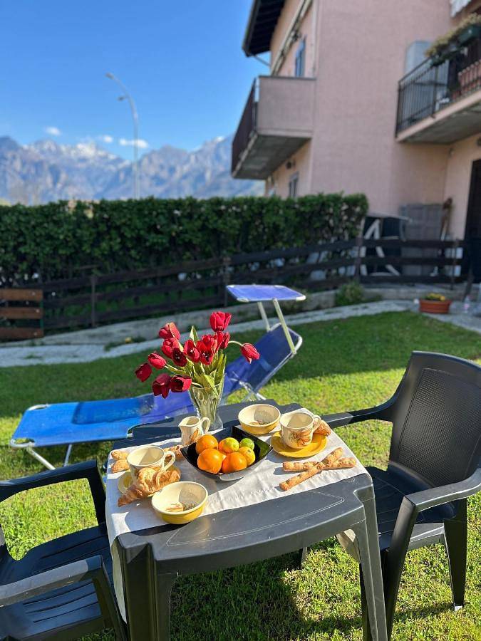 Location de vacances pour 2 personnes, avec vue et jardin à Dubino