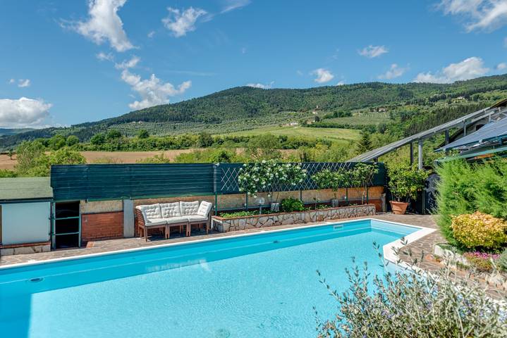 Ampio e accogliente appartamento con piscina riscaldata in Pelago, Chianti