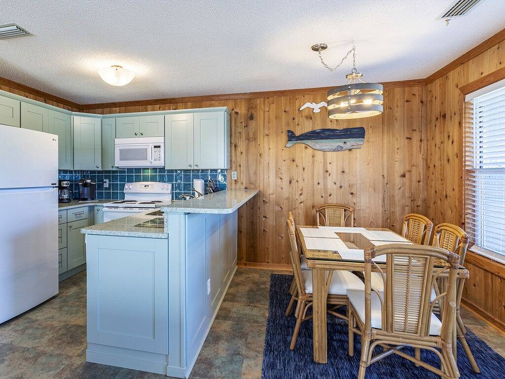 Ganze Wohnung, Corolla Oceanside Condo Just steps from the Beach - sleeps 6 in Corolla, Currituck County