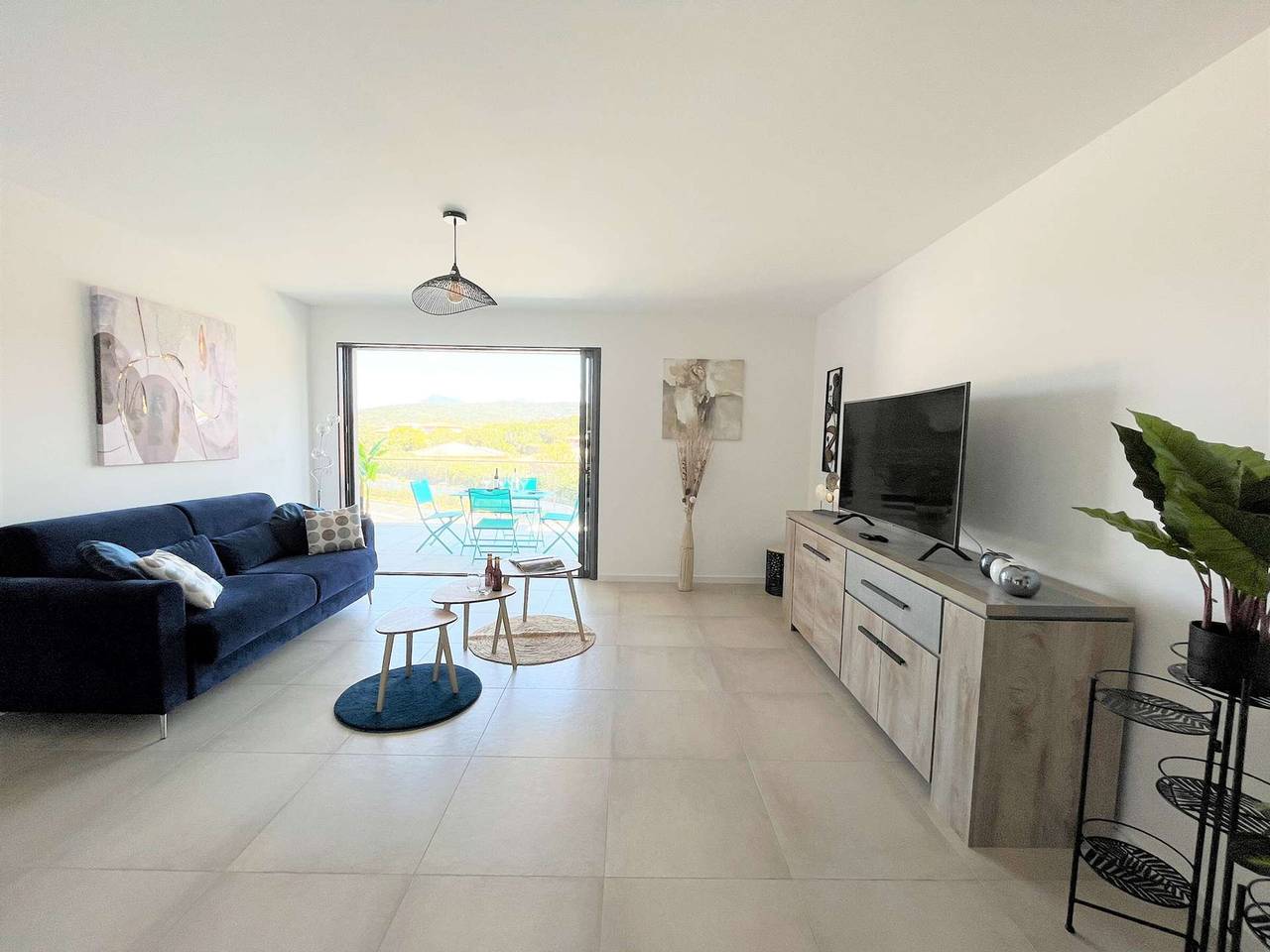 Ganze Wohnung, 2-Zimmer-Wohnung mit Terrasse, 650m zum Strand, Parkplatz – Komfort & Nähe zu Geschäften in Albitreccia, Ajaccio und Umgebung