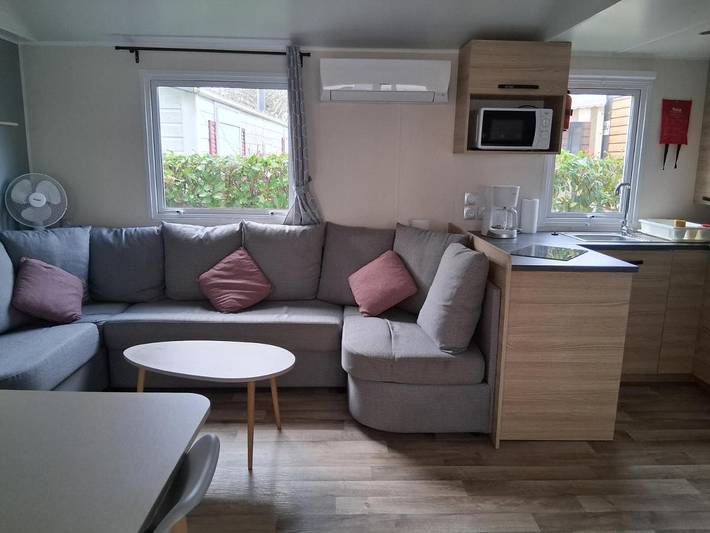 Camping pour 6 personnes, avec jacuzzi et terrasse ainsi que jardin et piscine