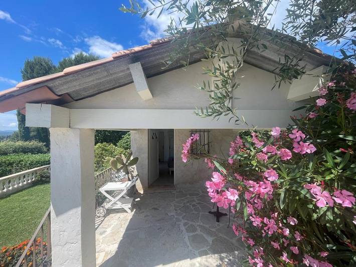 Location de vacances pour 2 personnes, avec vue ainsi que jardin et piscine à Vence - 4