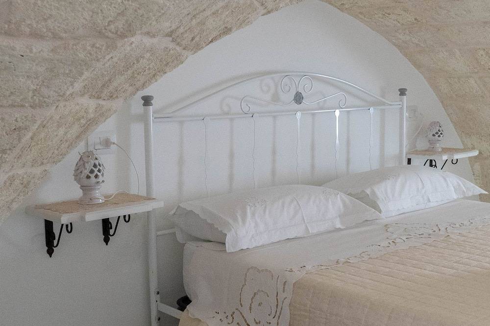 Centrally located house with fasanese vaulted ceilings, just minutes from Zoosafari! in Fasano, Salento