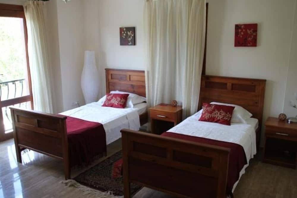 4-bedroom villa in beautiful Alaçatı with Ac and charm in Alacati, Turkse Egeïsche Zee