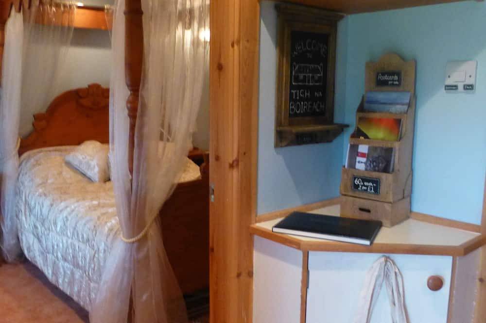 Welcome to our romantic, traditional thatched blackhouse; an ideal retreat in North Uist, Outer Hebrides