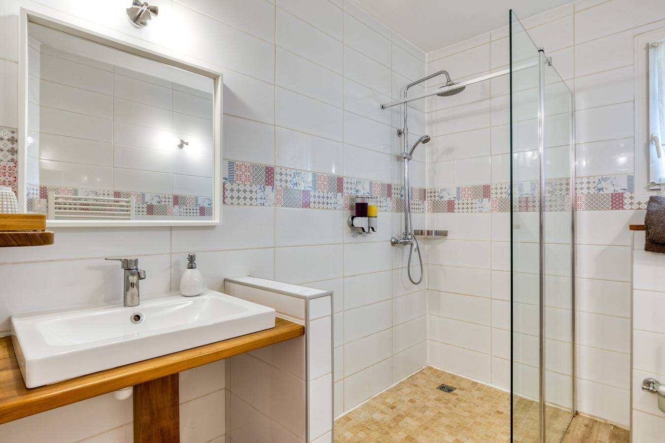 Chambre d’hôtes « Chambre Gabrielle » avec piscine partagée, terrasse commune et Wi-Fi in Soubès, Région de Lodève