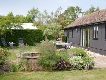 Log Cabin for 4 People in Suffolk, East of England, Photo 2