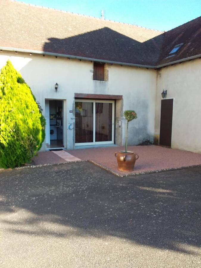 Location de vacances pour 5 personnes, avec vue et jardin à Saint-Julien-de-Civry - 4