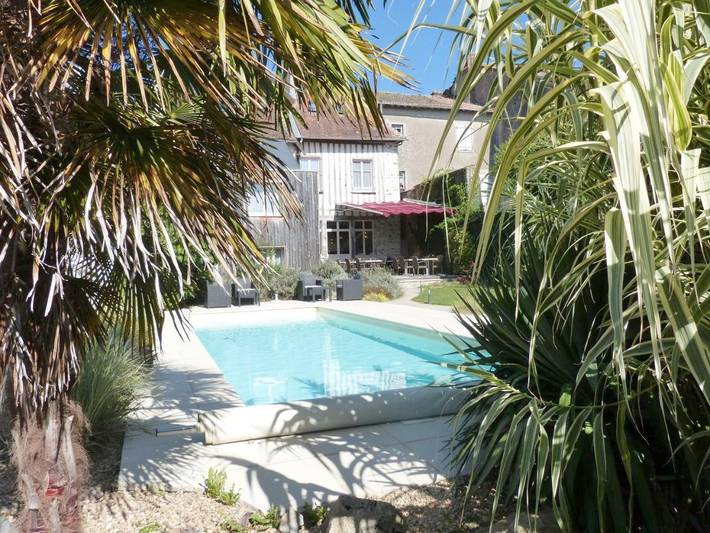 Hôtel pour 4 personnes, avec Terrasse et Jardin ainsi que Piscine et Vue