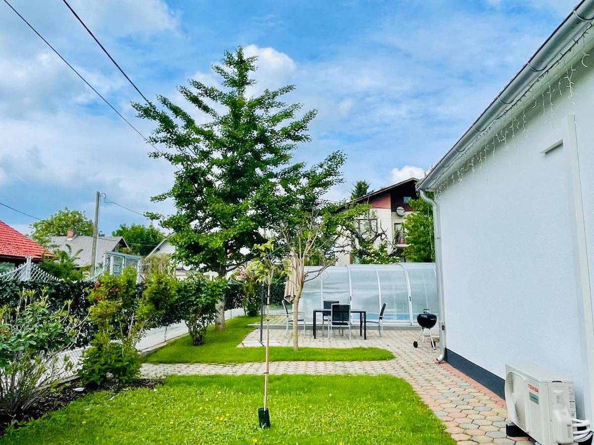 Villa in Vienna in perfect Situaton near Vic and Donau Park with Pool and private Garden sleeps 4 with 2 bedrooms, kitchen and livingroom and bath and private parking in Floridsdorf, Wien