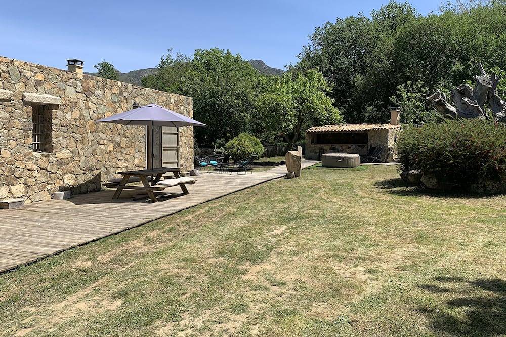 Stone house in the style of a sheepfold. With petanque court and Jacuzzi in Zilia, Calvi region