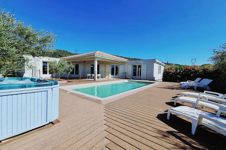 Location de vacances pour 8 personnes, avec Jacuzzi ainsi que Terrasse et Jardin à Oupia