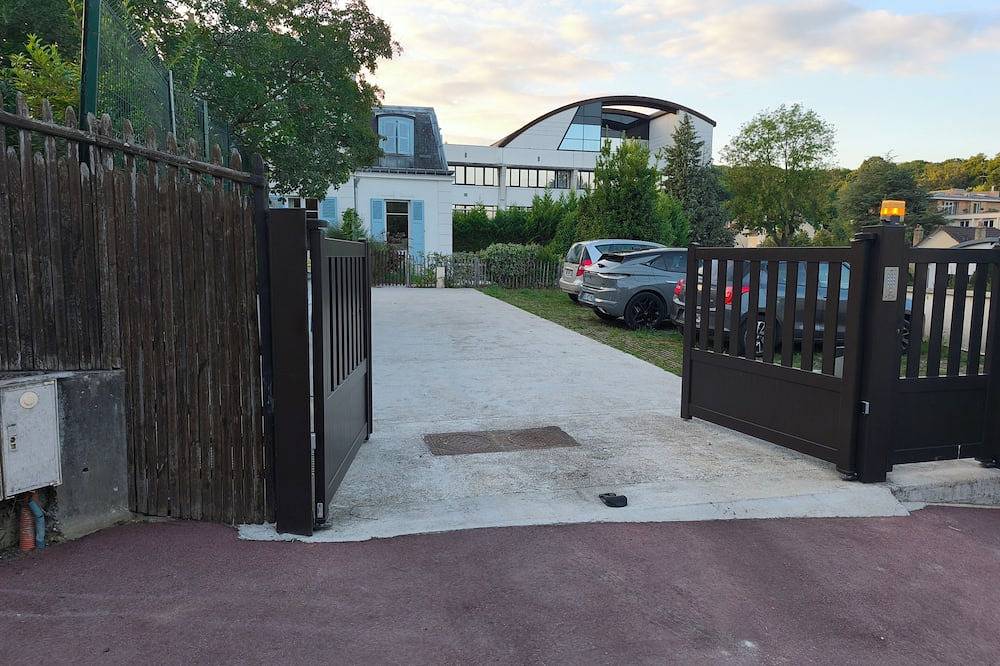 Studio with Garden at Villa Nemours in Chaville, Altos del Sena