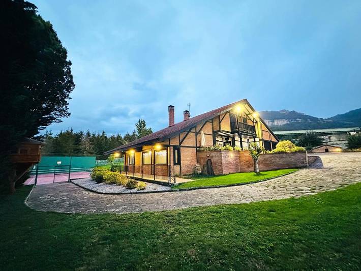 Casa rural para 17 personas, con Balcón y Terraza además de Jardín y Piscina en Navarra