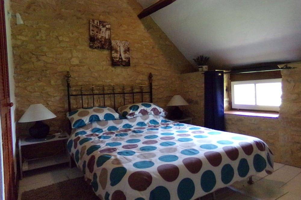 Jolie maison vallée de la Dordogne,piscine chauffée 8 personnes (7 adultes max) in Nadaillac-de-Rouge, Quercy