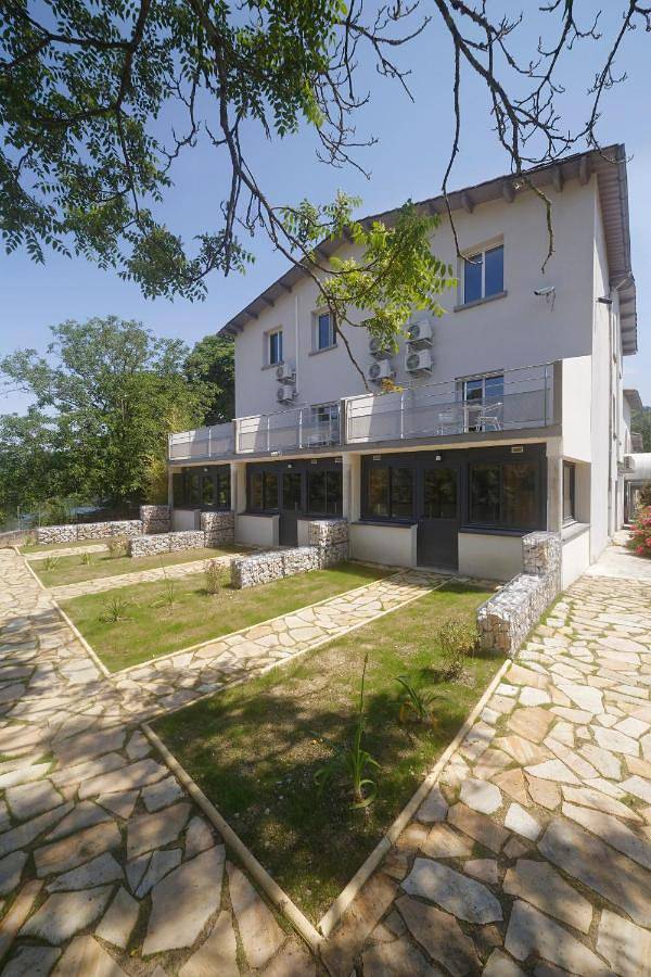 Appart’hôtel pour 2 personnes, avec vue sur le lac et vue ainsi que jardin et terrasse, animaux acceptés