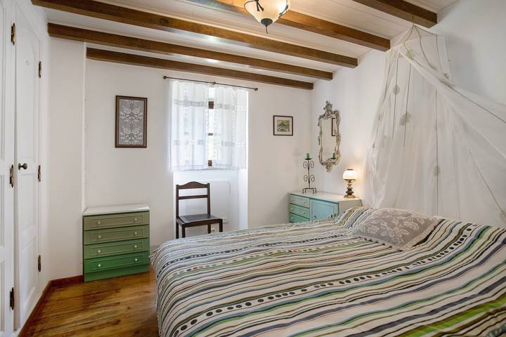 Entire apartment, Room at 'Casa Do Largo - First Floor' with Shared Terrace, Shared Garden, and Wi-Fi in Mendiga, Arrimal e Mendiga
