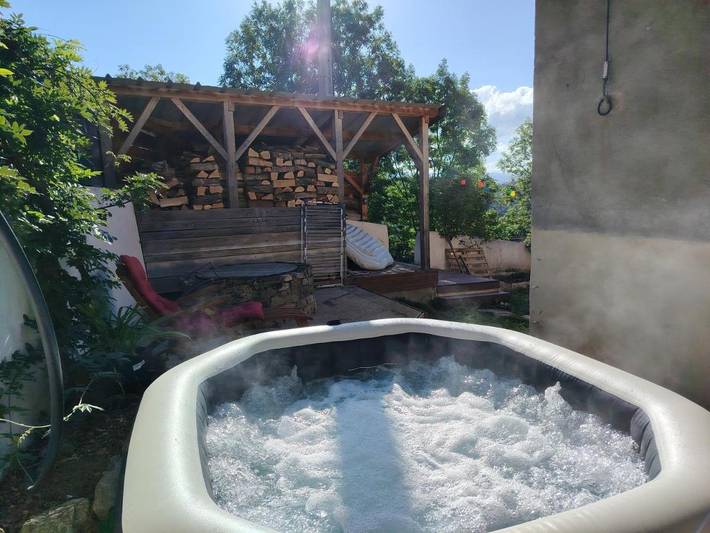 Location de vacances pour 6 personnes, avec Balcon et Jacuzzi ainsi que Terrasse et Jardin à Bansat