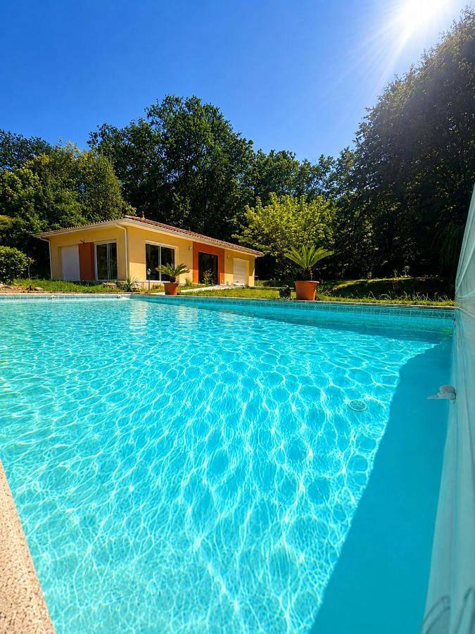 Location de vacances pour 3 personnes, avec vue et jardin dans Cursan
