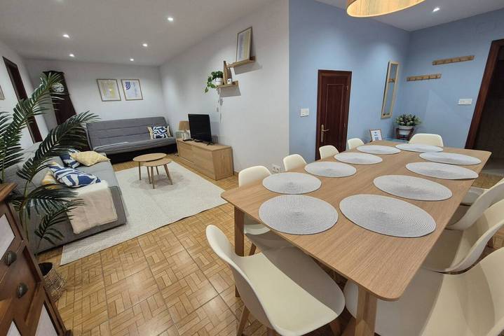 Ganze Wohnung, Chic Apt w/ Full Kitchen & Wi-Fi Near Attractions in Arriondas, Costa Verde (Spanien)