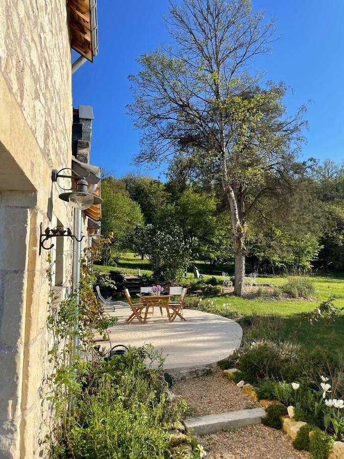 Location de vacances pour 10 personnes, avec jardin ainsi que vue et piscine à Huismes - 3