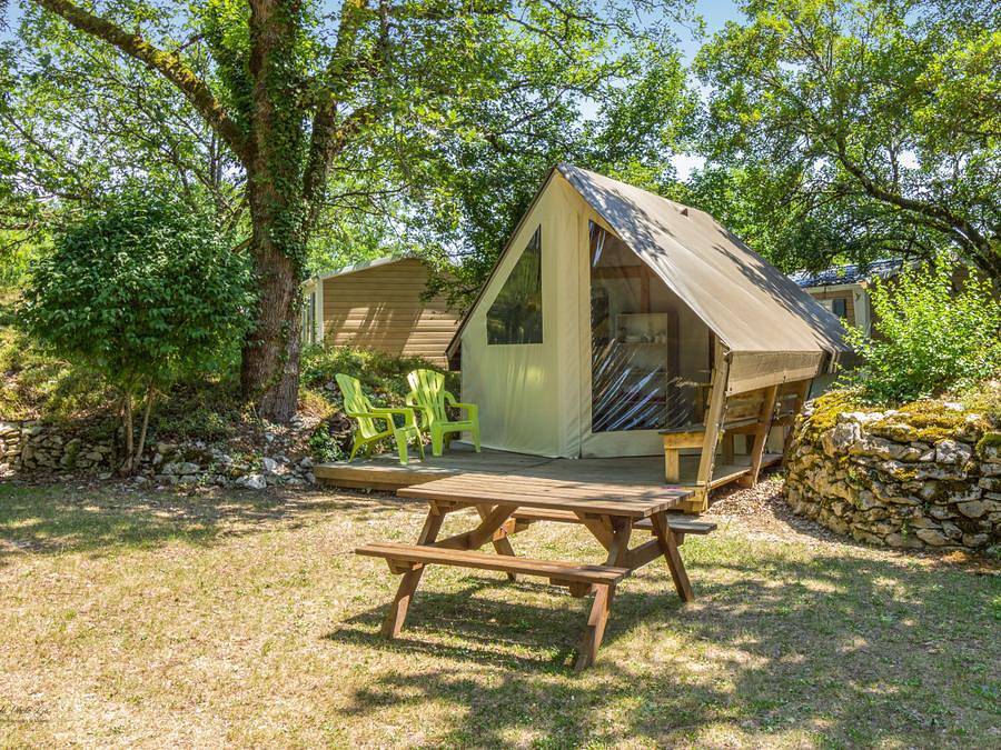 Camping Domaine La Faurie - Safarizelt 4 personen - Komfortzelt - 2 Zimmer - Küche - ohne Sanitäranlagen 4 pers. in Séniergues, Regionaler Naturpark Causses du Quercy