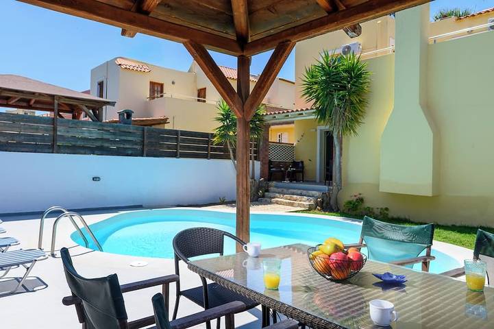 Villa for summer vacations in Chersonissos Crete with pool, very close to center