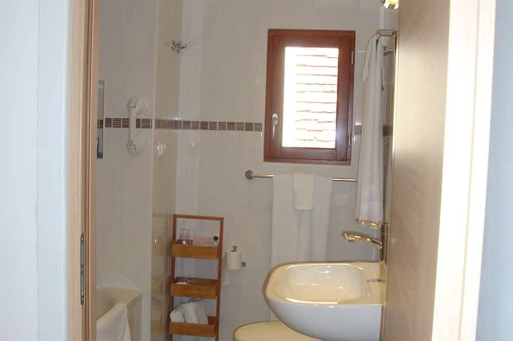 Appartement entier, La Corrèze, charmant apt. centre du village médiéval à pied de la rivière in Beaulieu-sur-Dordogne, Région de Brive-la-Gaillarde