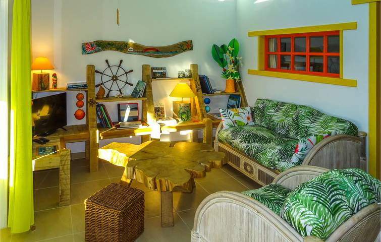 Cozy 1BR Apartment: 900m to Beach, Baby Bed, TV, Wifi in Plouguerneau, Brest region