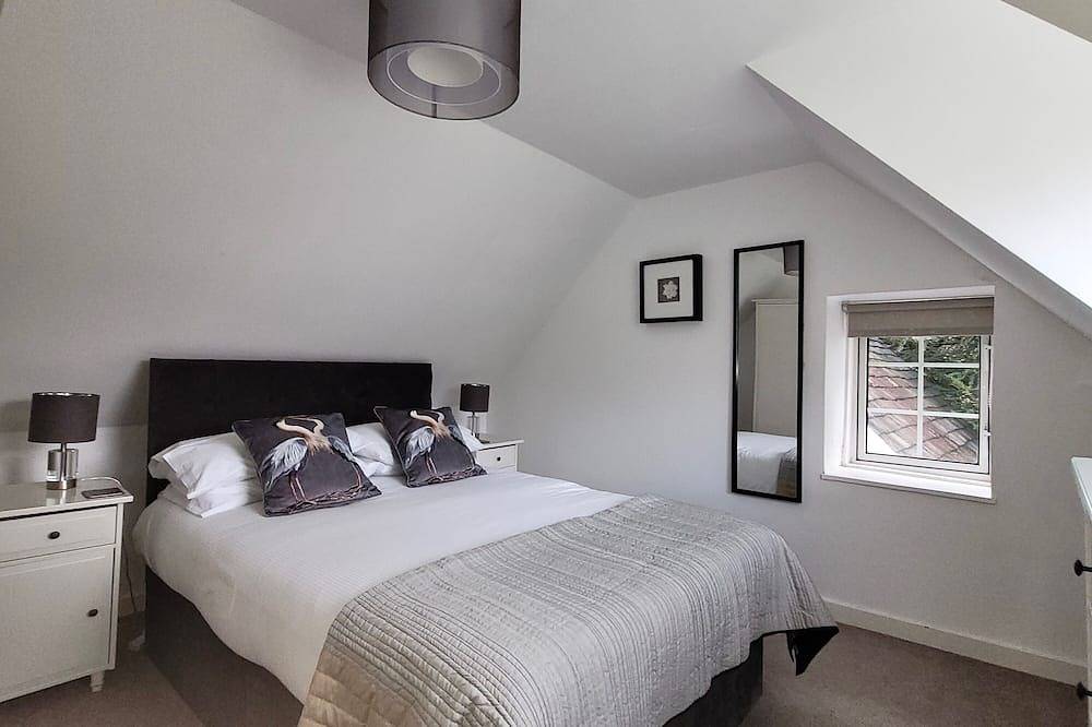 Dubh Loch Cottage on the banks of Loch Lomond. Large garden. Ev charging point in Loch Lomond, Stirling region