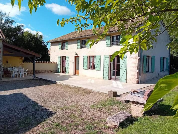 Gîte pour 8 personnes, avec terrasse à Préty