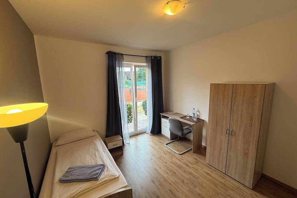 Ganze Wohnung, 3 Zimmer/Room in Oberschleißheim, Oberbayern