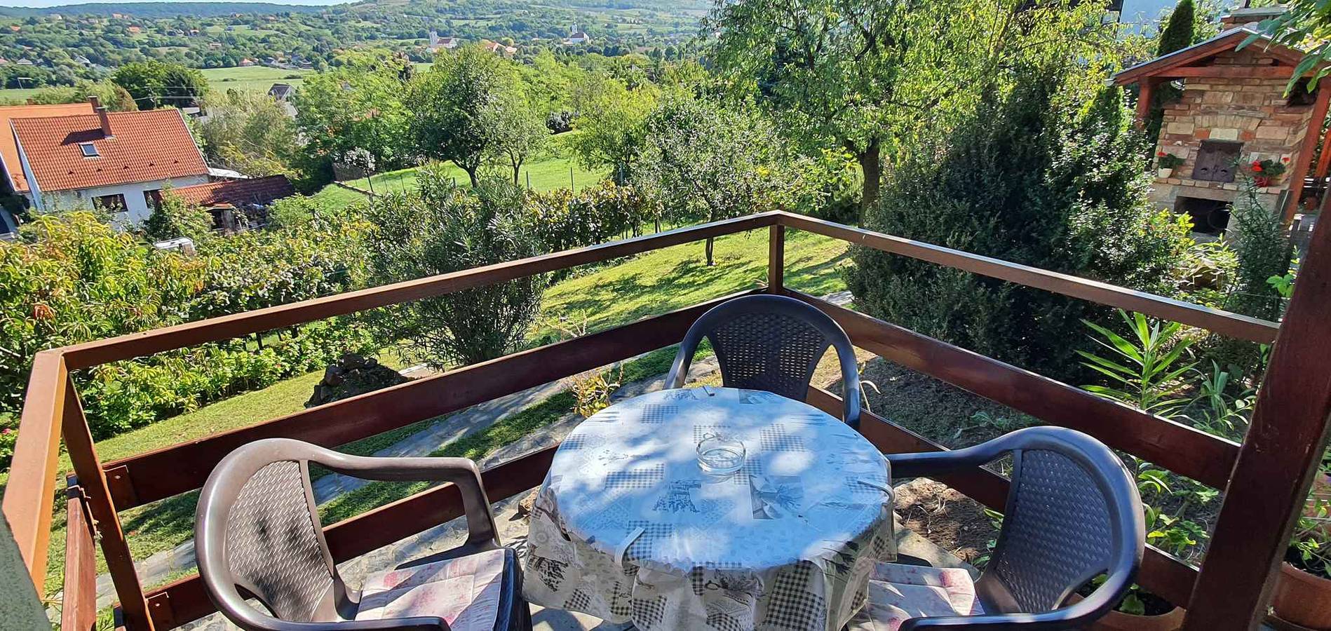Casa vacacional con un hermoso panorama y un gran jardín  in Kőröshegy, Orilla sur del lago Balaton