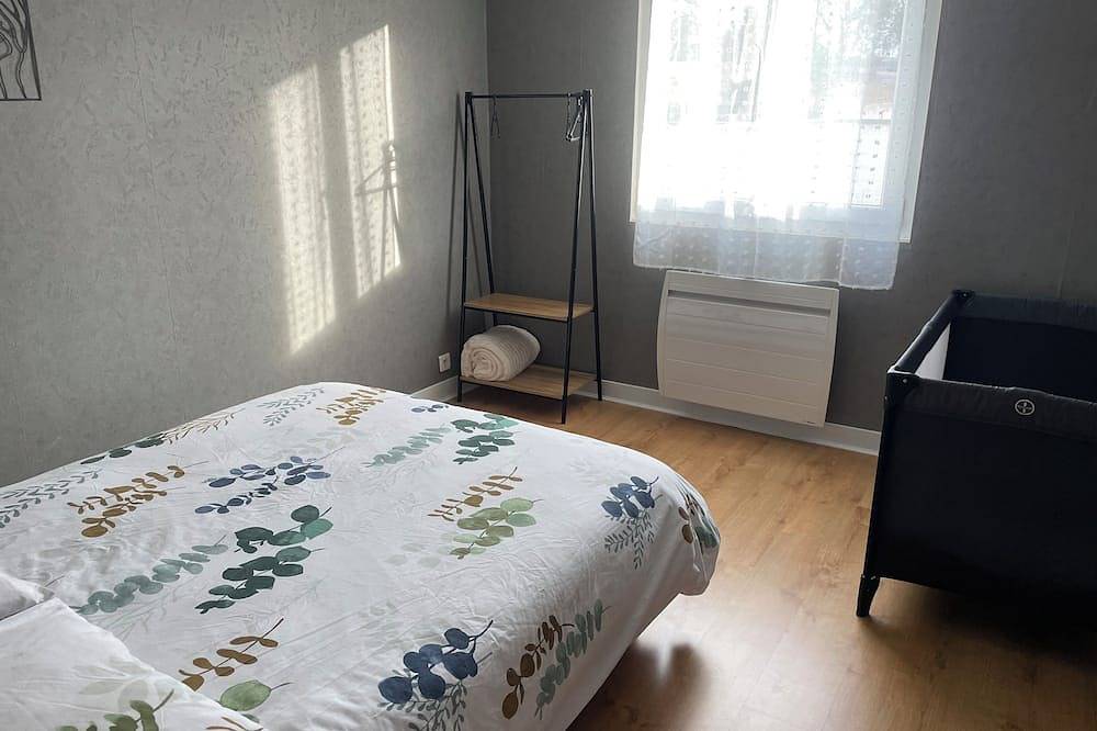 Appartement entier, F3 avec terrasse et parking sécurisé in Châteaugay, Parc naturel régional des Volcans d'Auvergne