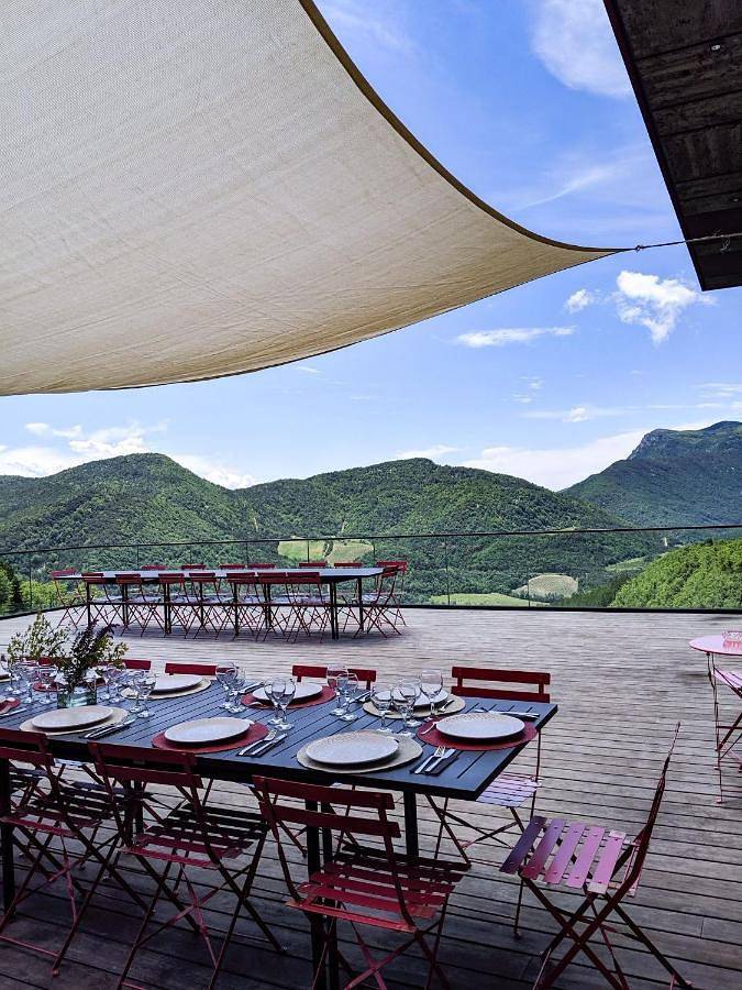 Location de vacances pour 12 personnes, avec Terrasse et Jardin ainsi que Piscine et Vue à Teyssières
