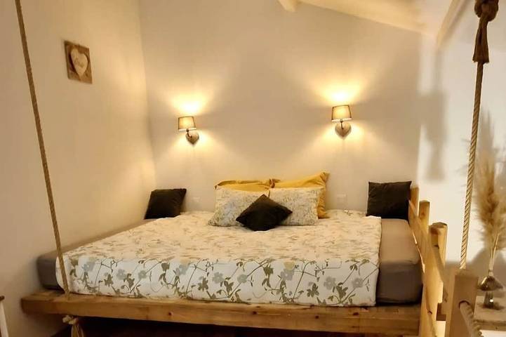Suite with a private hot tub in Pierrelatte, Nyons region