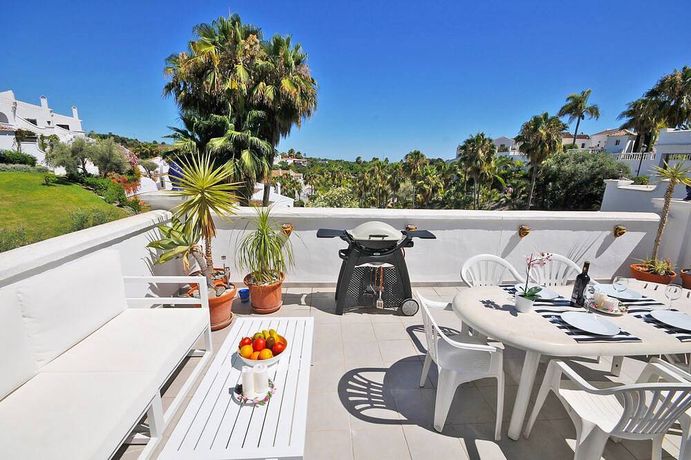 Entire apartment, Nice Modern 2 Bedroom Apartment in Nerja, Oasis de Capistrano in El Capistrano, Costa del Sol