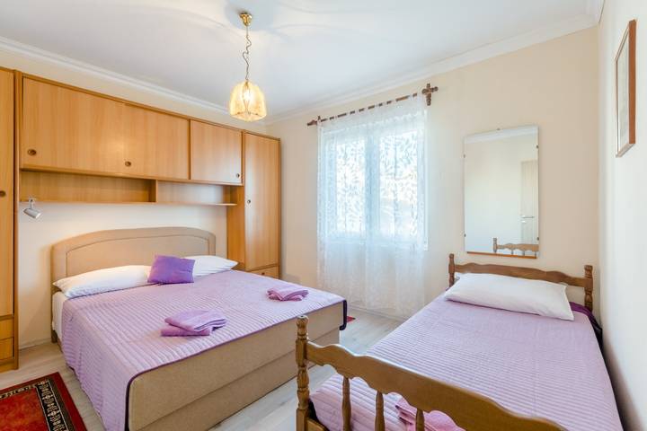 Ganze Wohnung, Ferienwohnung für 4 Personen mit Balkon in Okrug Gornji, Ciovo