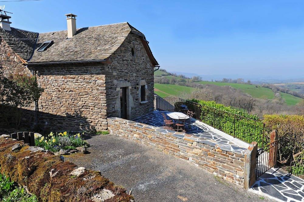 Gîte entierement renové aux portes de l'Aubrac avec vue sur la vallée du Lot in Castelnau-de-Mandailles, Parc naturel régional de l'Aubrac