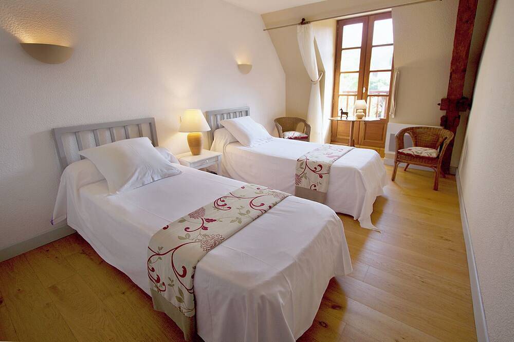 Remarkable spacious gite, swimming pool, terrace, Dordogne valley in the Lot in Loubressac, Lot