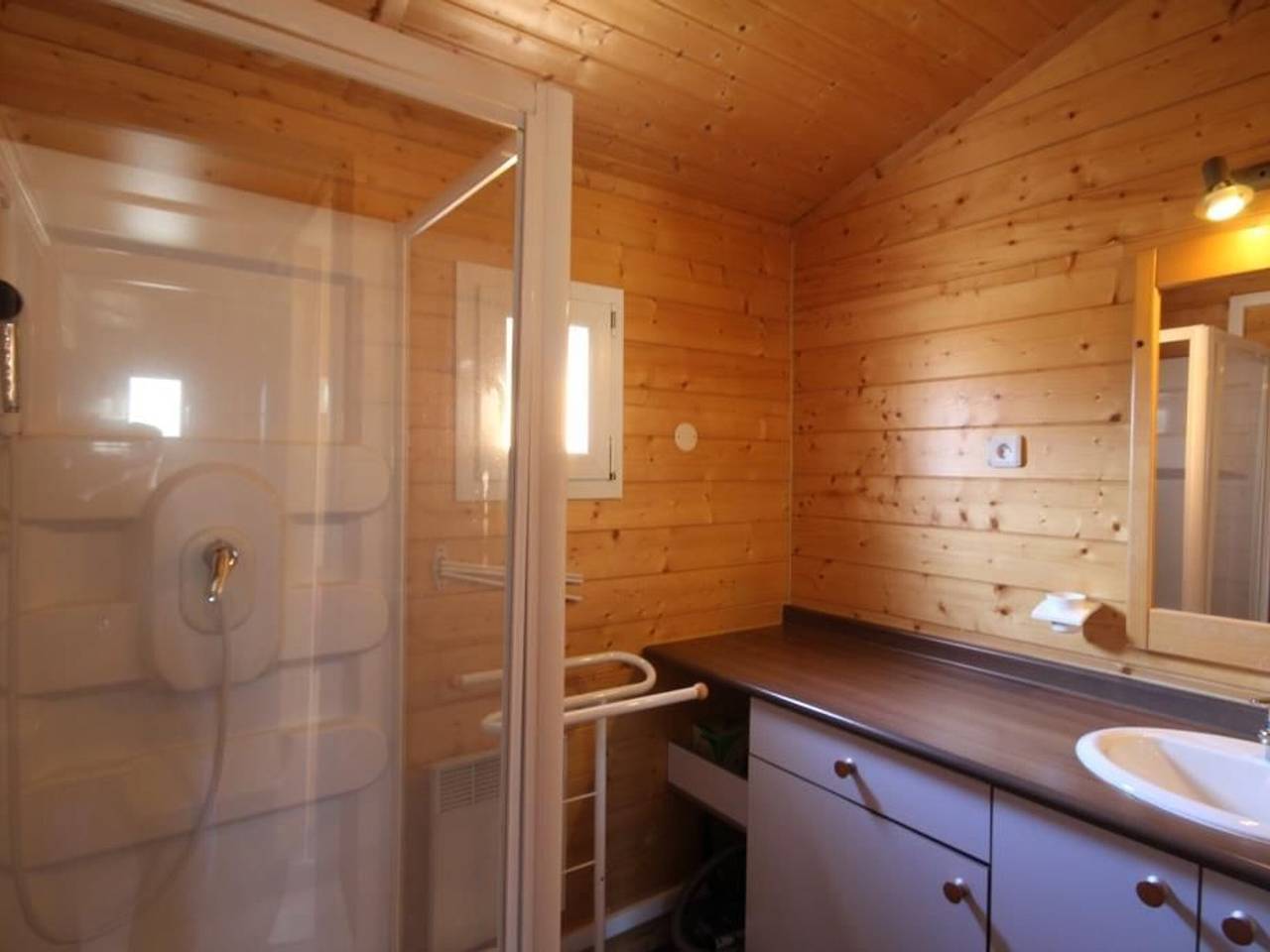 Chalet by the pond with wifi and pet-friendly in Planchez, Morvan Regional Nature Park