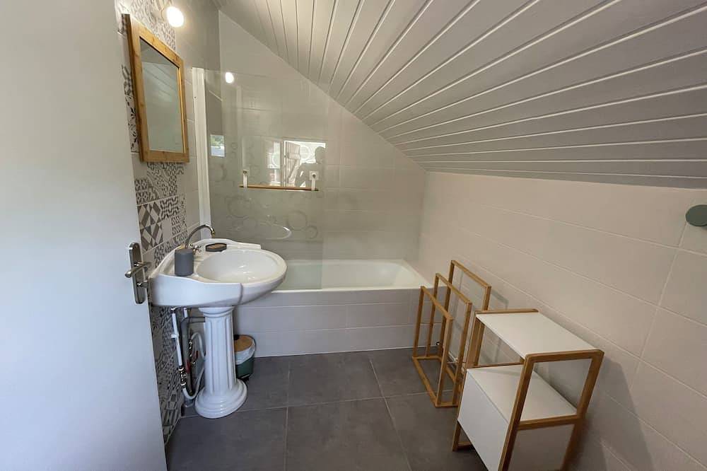 Entire apartment, Cocoon apartment 500m from town center, mountain view. Children's games, ski room in Laruns, Béarn