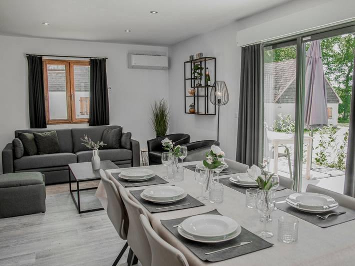 Modernes Haus im Park mit Pool und Spielplatz in Lacapelle-Marival, Lot
