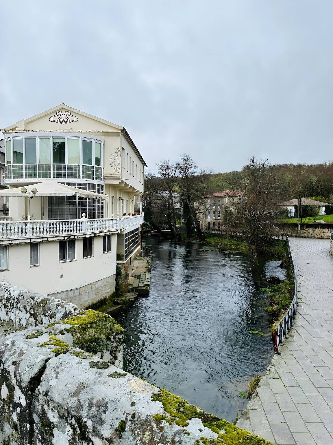 Apartamento inteiro, Apartamento 'Familia Froufe 3' com vista para a montanha, piscina e Wi-Fi in Baños de Molgas, Ourense Região
