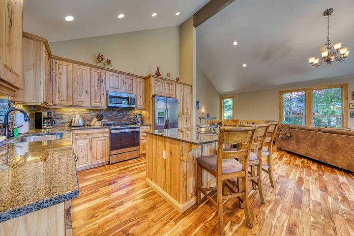 Vacation rental for 13 people, with hot tub and balcony in Government Camp